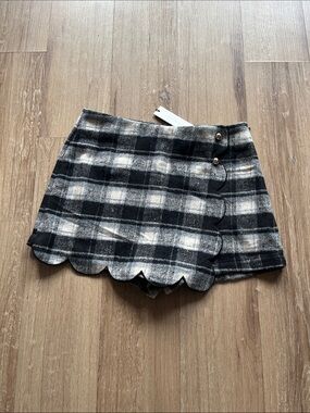 NWT Scalloped Plaid Skorts in Black and Gray